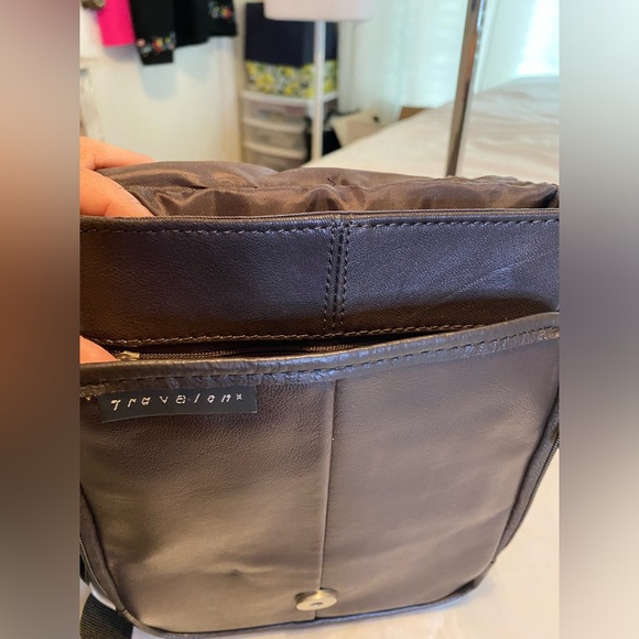 Travelon unisex brown leather crossbody - Picture 4 of 13